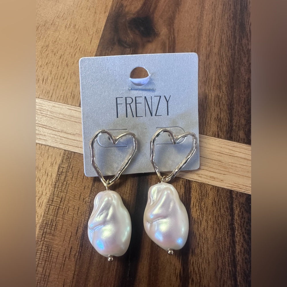 Pearl Pendant Gold Heart Pearl Hanging Earrings